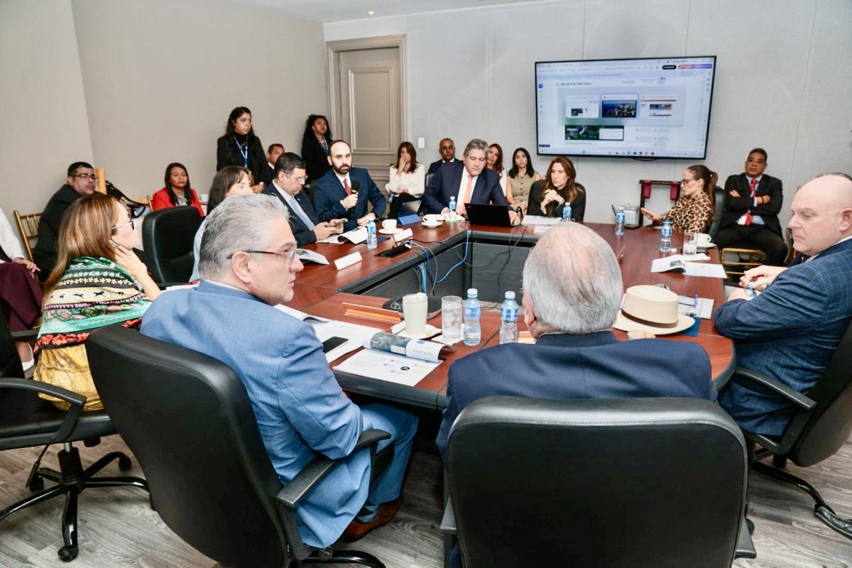 as_salazar's tweet photo. *Autorizan licitación de proyecto APP para modernizar la Autopista-Centenario, inversión de B/. 606.5 millones que generará más de 12 mil empleos*

El ministro de la Presidencia @JuanCOrillac presidió este martes una nueva reunión del Ente Rector del Régimen de Asociaciones Público-Privadas (APP) donde se aprobó el inicio de la Licitación del proyecto "Rehabilitación, Mejora y Mantenimiento por Estándares de Desempeño de la Autopista-Centenario", obra que beneficiará a más de 485 mil personas y generará más de 12 mil empleos entre directos e indirectos.

El aval a este proyecto, cuya inversión inicial se estima en B/. 606.5 millones, se dio tras darse visto bueno al Informe Técnico Definitivo, el Pliego de Cargos, el Contrato APP y sus anexos, culminando así la fase de factibilidad de esta iniciativa estratégica impulsada por el Ministro del MOP.

“Lo más importante es que estos proyectos (vía APP) se hacen con mantenimientos de 15, 20 o 30 años y que al final estamos quitando un peso importante a los próximos gobiernos y obviamente le damos una tranquilidad y efectividad a que esos proyectos van a estar bien mantenidos, para el buen uso que pueda darle el país”, destacó el ministro Orillac.

El proyecto vial -que para su ejecución se ha dividido en seis tramos-, comprende la rehabilitación, mejora y mantenimiento de 42.5 kilómetros de la vía Centenario y la autopista Arraiján–La Chorrera, dos de los corredores viales más importantes del país para la conectividad entre la provincia de Panamá y Panamá Oeste.

La iniciativa tendrá un impacto directo en la calidad de vida de la población, con una población beneficiada de más de 485 mil personas principalmente del área oeste del país. Durante su desarrollo se estima la generación de más de 12 mil empleos directos e indirectos, dinamizando la economía, fortaleciendo el tejido productivo y creando nuevas oportunidades para las comunidades ubicadas en su área.

Además, de su impacto económico y social, el proyecto permitirá mejorar significativamente la conectividad regional, facilitando el acceso de la población a sus centros de trabajo, educación, salud y comercio. También contribuirá a reducir los tiempos de viaje y los costos de operación.

El Contrato APP tendrá una vigencia de 30 años, período durante el cual se garantizará no solo la ejecución de las obras, sino también el mantenimiento permanente de la infraestructura bajo estándares de desempeño exigibles contractualmente, asegurando niveles óptimos de servicio durante la vida del proyecto.

Sobre los proyectos que ejecuta el Gobierno, el titular del MOP, José Luis Andrade resaltó la inversión que se realizan para mejorar la circulación por las vías del país, también darán calidad de vida a los panameños.

“En este gobierno, vamos a dejar andando estos proyectos (viales) con paso firme, para ir alivianando el martirio que representa para los cientos de miles de panameños venir y regresar de Panamá a Panamá Oeste. El anhelo del MOP es reparar todas las vías, principalmente la carretera interamericana y dejarlas en perfecto estado para que el usuario panameño pueda disfrutarlo”, indicó Andrade.

Con éste, el Gobierno continúa consolidando un portafolio de iniciativas APP orientadas a impulsar la competitividad del país, mejorar la movilidad de miles de panameños, atraer inversión privada y desarrollar infraestructura pública moderna, segura y sostenible.

Además de los ministros Orillac y Andrade, participaron de la reunión el ministro encargado de Comercio e Industrias (MICI), Omar Torres De León; el ministro de Relaciones Exteriores encargado (MIRE), Carlos Guevara Mann; la viceministra de Economía del Ministerio de Economía y Finanzas (MEF), Eida Gabriela Sáiz Borrero; el Contralor General de la República (CGR), Anel Flores; la secretaria Nacional de Asociaciones Público-Privadas (SNAPP), Ana Julia Carreira y la secretaria Ejecutiva de Asuntos Económicos del MIPRE, Kristelle Getzler, entre otros.
@MOPPma 
@kristie1510