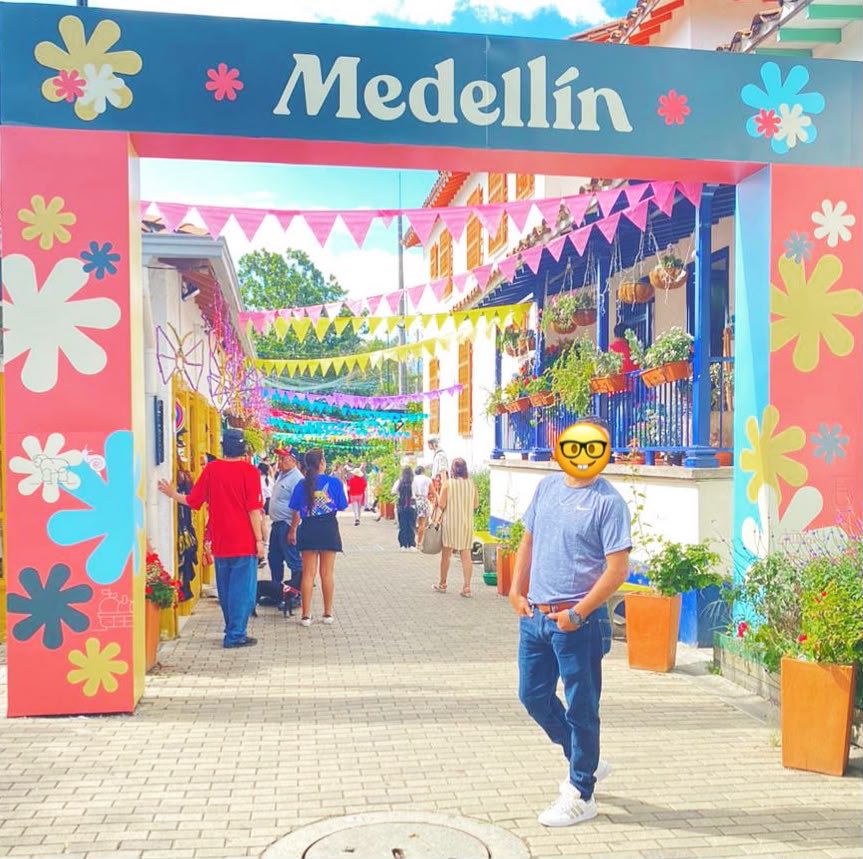 KarlayMaxx's tweet photo. 🇨🇴🍍 ¡VÁMONOS A COLOMBIA! 🍍🇨🇴

📅 26-30 Ago 2026
✈️ Cancún ➡️ Medellín

Incluye:
🏠 4 noches
💣 Tours: Guatapé, Comuna 13 y Museo Pablo Escobar
🧨 Vida nocturna

💰 Aparta con 50%

🫦 Cupos limitados
🤵‍♂️ Singles • 👫 Parejas • 🦄 Unicornio

📩 DM para informes https://t.co/ZXLzKgx2Hj