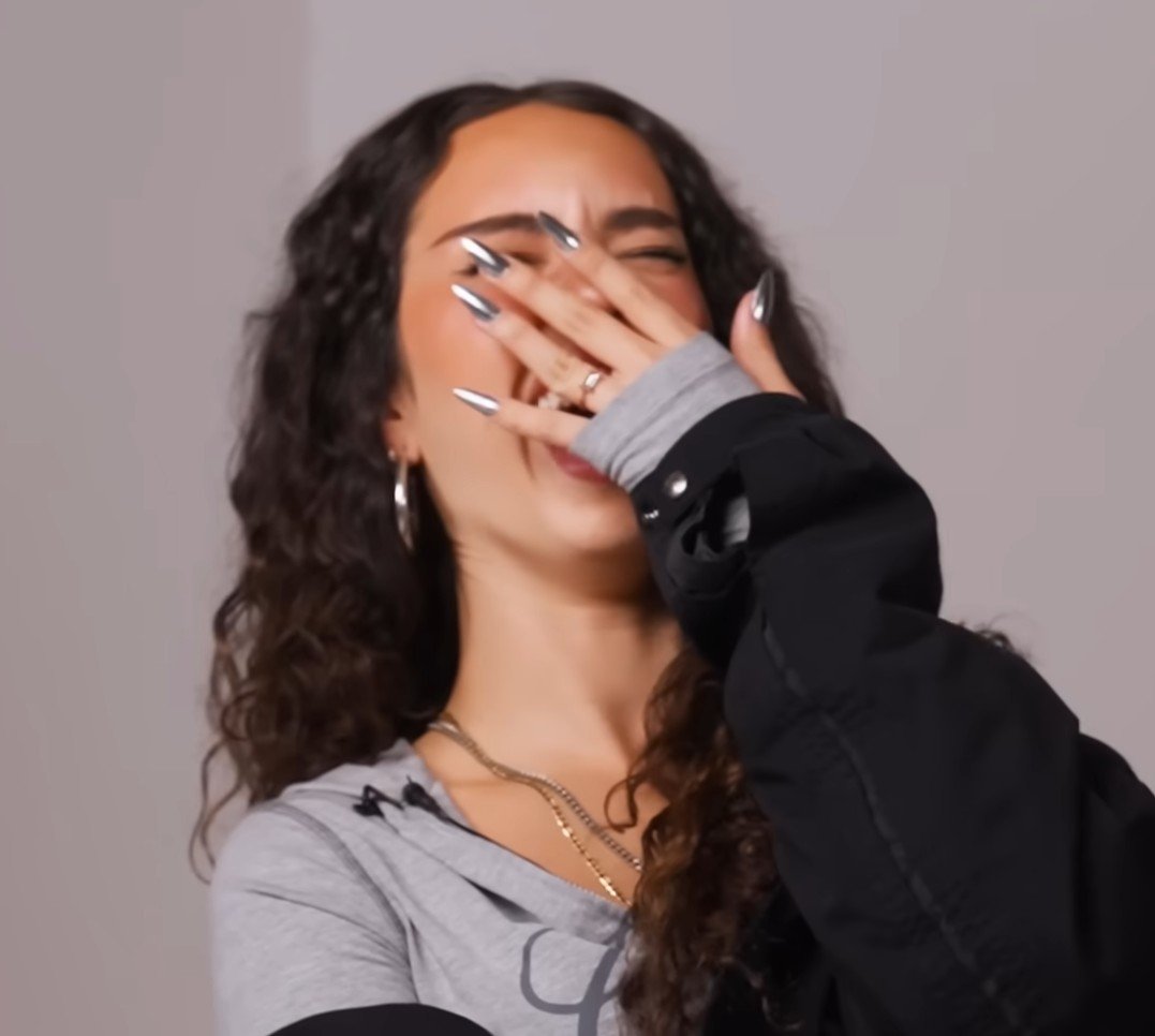 Desirationx's tweet photo. sophia and yoonchae can't possibly be THAT funny 😭😭😭 https://t.co/R25CzqnnjG
