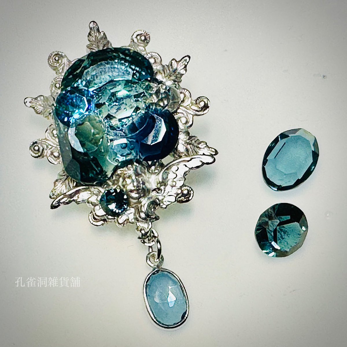 ロンドンブルートパーズ一粒の天使ブローチ💎 ブローチ本体は古い