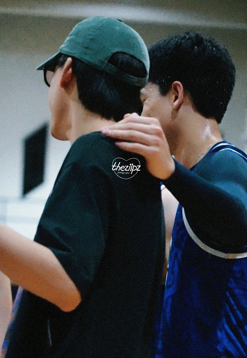 theziipz's tweet photo. Hello July!!!🍀 ก.ค. ปีที่แล้วอยู่สนามบาสด้วยกันน่ารัก🏀🐻🐧 มีคนไปเชียร์เพื่อนแข่งบาสครับ☺️

#JossGawin #จอสกวิน 
#JossWayar #GawinCaskey https://t.co/xMSSDnkGlE
