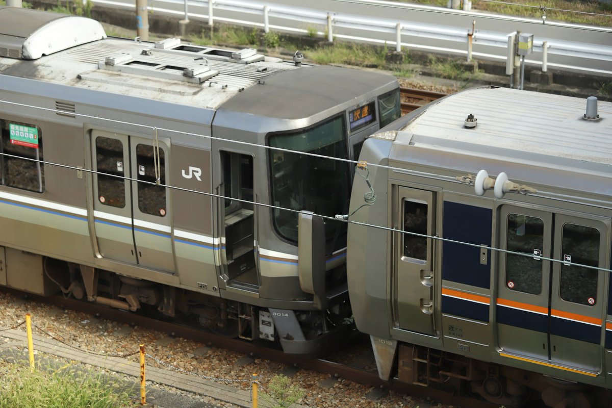q_8008's tweet photo. #珍連結の列車をしれっとさらそう

そう言われて思い付いたのがコレかな

3ドア+4ドアなんてそうそうありえないよね https://t.co/BRmmLvDfXW