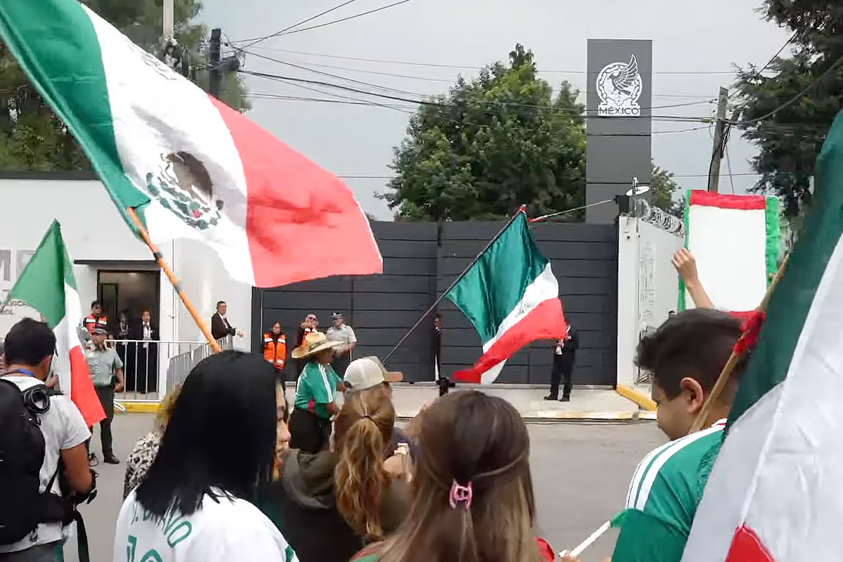 miseleccionmx's tweet photo. El sueño está en marcha. 🚍

La Selección Nacional sale del CAR rumbo al Estadio Ciudad de México. 😎

EN VIVO: https://t.co/hQmKOwpVfR

#SomosMéxico https://t.co/Z2VanwprWq