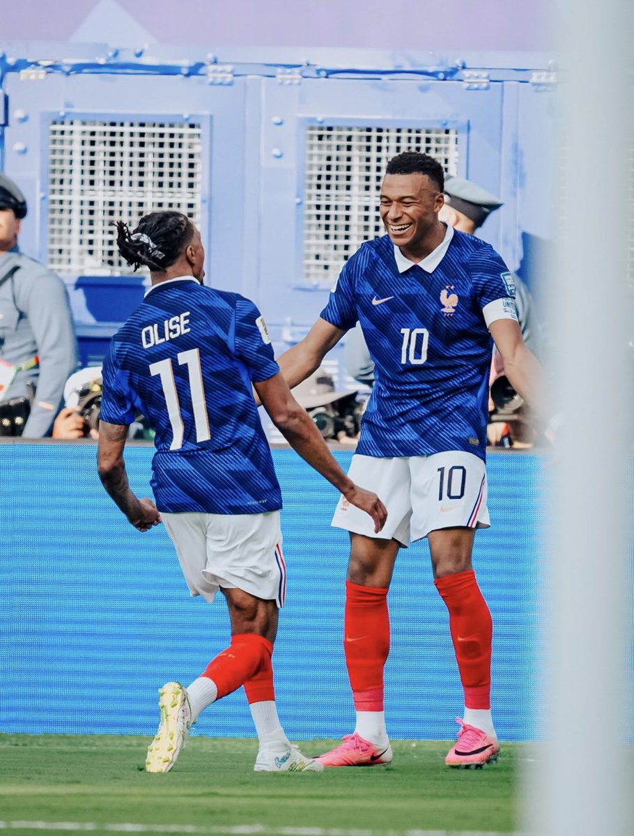 futebol_info's tweet photo. FIM DE JOGO | 🇫🇷 França 3x0 Suécia 🇸🇪

FRANÇA ELIMINA A SUÉCIA E ESTÁ CLASSIFICADA PARA AS OITAVAS DE FINAL DA COPA DO MUNDO! VAI ENFRENTAR O PARAGUAI!

📸 FFF/Seleção Francesa https://t.co/2AvjaMysfi