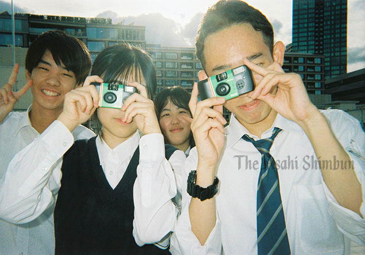 asahi_photo's tweet photo. 「写ルンです」誕生40年　令和も愛される手のひらのタイ���カプセルhttps://t.co/i1N76PCdOp

富士フイルムのレンズ付きフィルム「写ルンです」が今日、発売40周年を迎えました。スマホやデジカメで写真を撮るのが主流の時代。「写ルンです」の令和の使われ方の現場を追いました（航）#写ルンです https://t.co/JrRO4veFX7