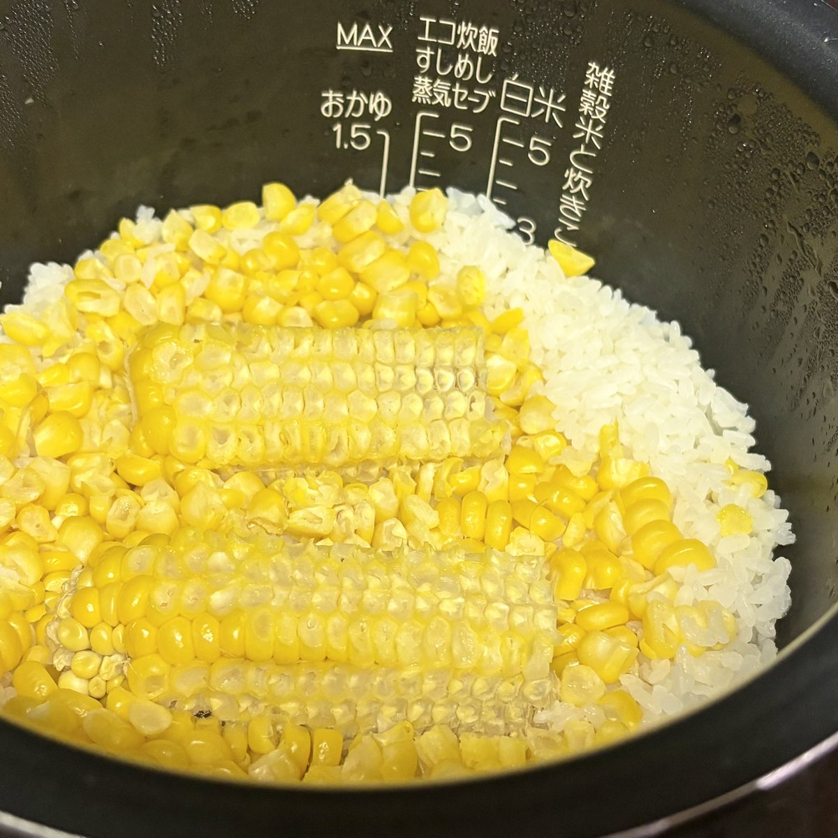 vu_uvs's tweet photo. 昨日は☺️

とうもろこしご飯を炊きました🌽🍚
とうもろこしを包丁で削いで、旨みが出るので芯も入れてお塩を少々🧂
炊けたら芯を取ってバターを少し入れて混ぜます😊
美味しいご飯になりました🌽✨ https://t.co/IJKLV6QPQG