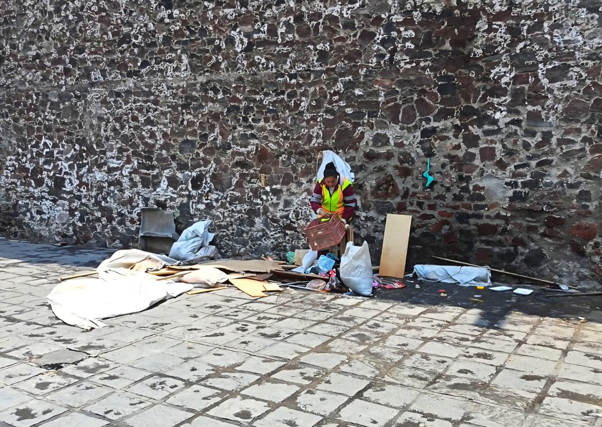 ach_CDMX's tweet photo. Realizamos una Jornada de recuperación del espacio público en Plaza Santa Catarina; ello, en coordinación interinstitucional con @SEBIEN_cdmx , @SOBSECDMX , @UCS_GCDMX y #SectorCentro.
Continuamos trabajando para ti.
#NosVemosEnElCentro #FyP https://t.co/QKYRp5XRWe