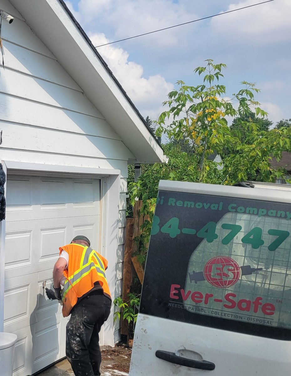 MimiProbably's tweet photo. Did you know that the @CityofEdmonton has a graffiti removal program that also removes all of the stress from you to deal with it? 

I learned that this week when my garage doors were tagged. Two days after reporting, this happened. Great job. Grateful. #yeg #CapitalCityCleanup https://t.co/Zd4Gdr6Nr6