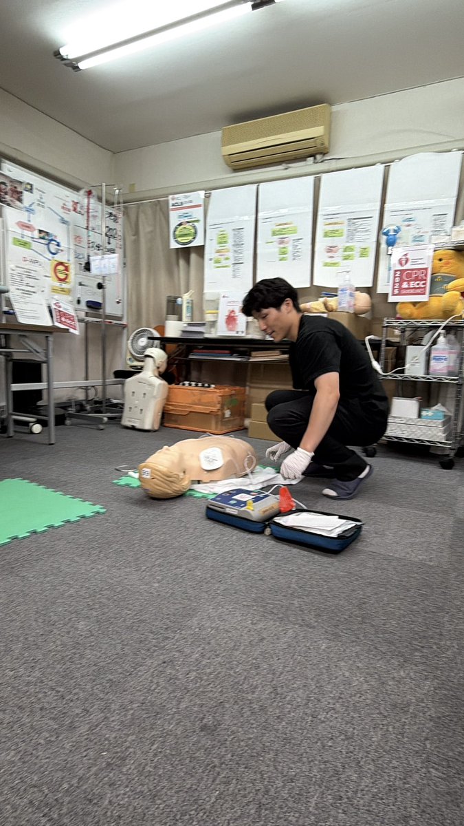 FPV_hayato's tweet photo. 先日、日本BLS協会が提供する
『ドローン救護士™』の安全教育プログラムを受講してきました。

『ドローン救護士™』は、 国際ガイドラインに準拠した心肺蘇生法（CPR）・AED・外傷対応・事故後の法令対応を学ぶ教習です。

ドローン業界は安全運航など「事故を未然に防ぐ意識」は高いのですが、「事故後の対応」は、まだ意識が少ないなと感じます。

重大インシデントの対応で負傷者を救護するとありますが、実際に救護できるのか？と問われると自信を持ってyesとは言えないのが現状です。

私自身、そこに課題感を感じていたので今回受講しました。

ドローンに携わる方はみなさん受けるべきプログラムだと感じたのでぜひ受講を検討していただきたいです。

現場の人員が全員これを受講している現場はかなり心強いと思います！