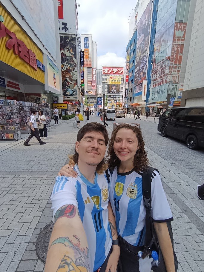 MateeRojas's tweet photo. Volvimos a Tokyo y arrancó el Mundial.
Paseamos así por toda la ciudad.
“Meshi Meshi” nos gritaban todos. https://t.co/OcLgJI8guW