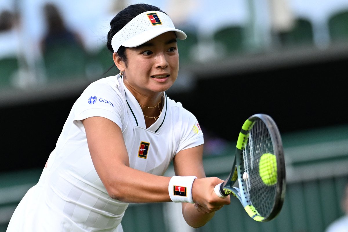 PhilippineStar's tweet photo. FIRST FILIPINA TO WIN IN WIMBLEDON HISTORY 🇵🇭

JUST IN: No. 29 seed Alex Eala sweeps Mexico's Renata Zarazua, 6-1, 6-2, in 78 minutes to roll into the second round of Wimbledon. 

Eala, also the first Filipina player to get seeded in any Grand Slam main draw, will face either former world No. 1 Serena Williams of USA or her tormentor Maya Joint of Australia, in Round 2. (Photos/AFP) | via @bryanulanday