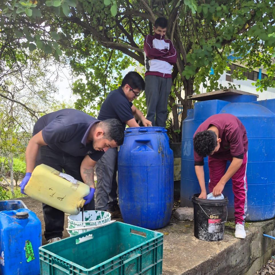 Agricultura_CZ5's tweet photo. #Galápagos | Capacitamos a estudiantes del Bachillerato Técnico en Producción Agropecuaria Sostenible de la #UEMAC en la elaboración de abonos orgánicos, fortaleciendo sus conocimientos en aprovechamiento de residuos y promoviendo una agricultura sostenible. #GobiernoDelEcuador https://t.co/IxG3u9oY22