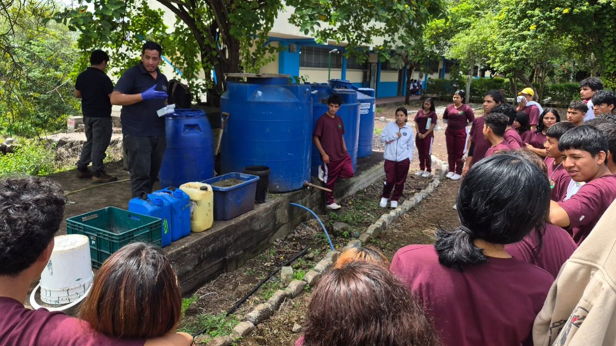 Agricultura_CZ5's tweet photo. #Galápagos | Capacitamos a estudiantes del Bachillerato Técnico en Producción Agropecuaria Sostenible de la #UEMAC en la elaboración de abonos orgánicos, fortaleciendo sus conocimientos en aprovechamiento de residuos y promoviendo una agricultura sostenible. #GobiernoDelEcuador https://t.co/IxG3u9oY22
