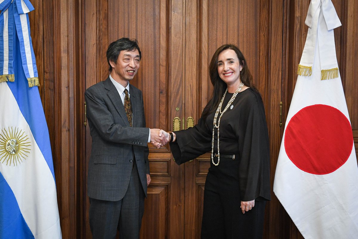 VVNoticiasX's tweet photo. La vicepresidente de la Nación y presidente del Senado, Victoria Villarruel 🇦🇷 recibió hoy al embajador del Japón 🇯🇵 en la República Argentina, Hoshino Yoshitaka, en el marco de una reunión de carácter institucional destinada a fortalecer los vínculos entre ambos países. https://t.co/vpih4V6BlZ