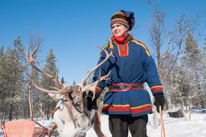 O_Papo_'s tweet photo. 🇧🇷⚔️🇳🇴 VENCEREMOS a Noruega também pelo povo Sámi:

🦌 Até 1963, crianças indígenas Sámi eram proibidas de falar sua própria língua.

⚖️ Em 2021, a SUPREMA CORTE norueguesa CONDENOU o governo por violar direitos humanos dos Sámi. E mesmo assim, em 2023, o governo se RECUSOU a derrubar as turbinas eólicas das terras de pastoreio de renas.

🔫 Em 2025, armou a POLÍCIA pela 1ª vez desde 1979 pra expulsar ativistas Sámi de suas próprias terras.