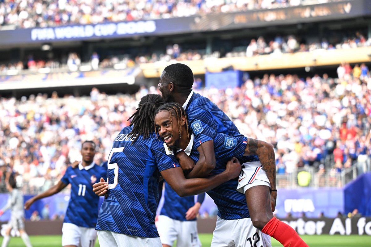ActuFoot_'s tweet photo. 🚨 La France 🇫🇷 devient la PREMIÈRE NATION DE L’HISTOIRE à enchaîner 7 VICTOIRES CONSÉCUTIVES contre des pays européens à la Coupe du Monde !!!! 🥵🌍 

📊 @Statsdufoot https://t.co/4vehYwXCfo