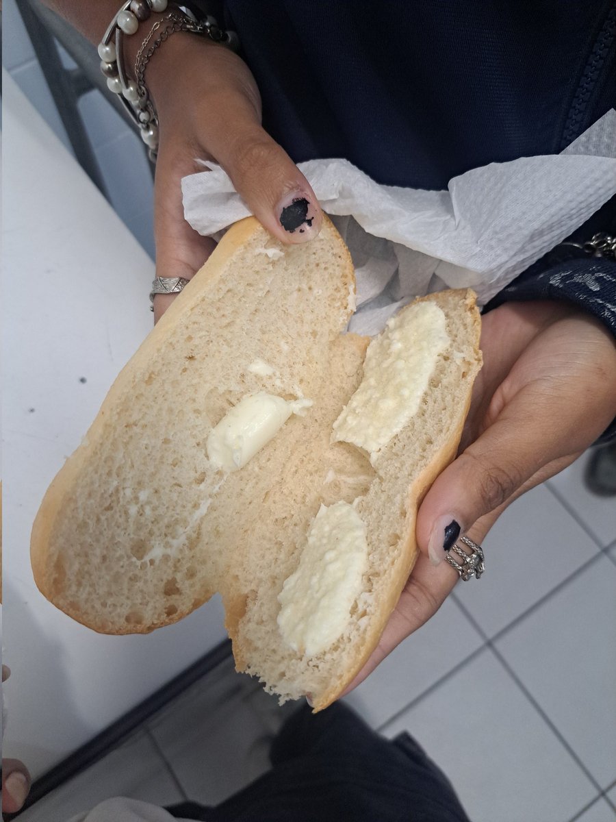 moongiKK's tweet photo. vai se foder, colégio tá servindo pão com porra https://t.co/lsECBVcX2X