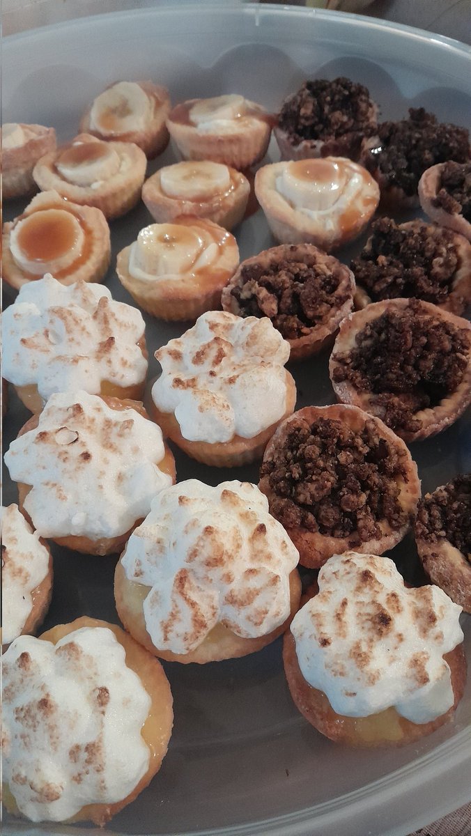 travesuralada's tweet photo. @ENJU1123PIPI En la merienda podemos comer cosas dulces o saladas o un poco de todo. Aca hay tarteletas de limon, manzana y banana. Tenemos cosas tradicionales como los alfajores de maicena o sandwiches de miga, pero tambien en nuestra gastronomia hay mezcla cultural 🩵🌞🩵 https://t.co/qNEiq2T2EP