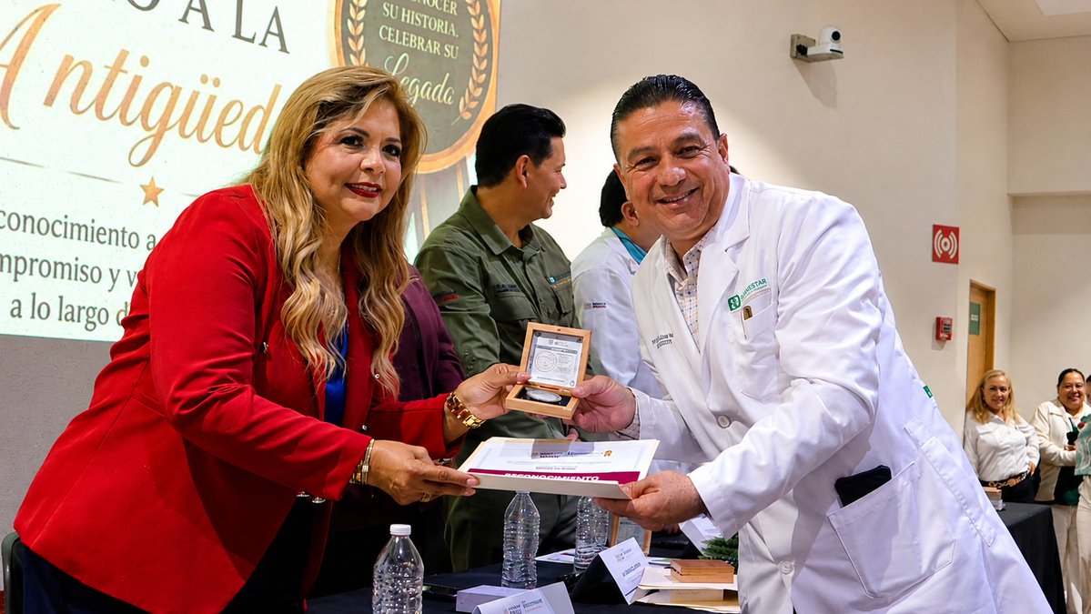 HGC_Hospital's tweet photo. 📸 Hoy compartimos un primer vistazo de una ceremonia que honra toda una vida de servicio. Muy pronto publicaremos más fotografías y el video completo del Premio a la Antigüedad del personal de salud. 🏅🎥

#HospitalGeneralDeCuliacán #ReconocerSuHistoriaCelebrarSuLegado #Sinaloa https://t.co/tPDaMKqW8b