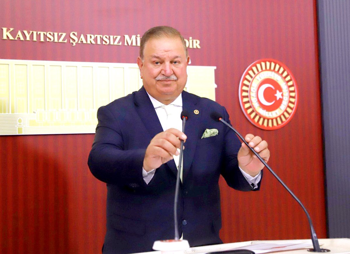 DoganBekin's tweet photo. YENİDEN GÖNÜLLER İNŞA ETMELİYİZ
Bu topraklar üzerinde kök salmaya, kırılma noktalarına evrilmeye ve ayrışmalara yüz tutmuş ayrık otları yerine, birlik ve beraberliği yeşertecek tohumları ekmediğimiz müddetçe toplumsal birliktelikten ve kardeşlikten söz etmemiz asla mümkün olamaz.
Barış ve kardeşlik ikliminin yeniden yeşerebilmesi için hiç kuşkusuz, hodbin yaklaşımlı politikalar yerine , kardeşliği pekiştirecek gerçekçi politikaları öncelememiz kaçınılmaz olmalıdır.
Saygılarımızla
Doğan Bekin