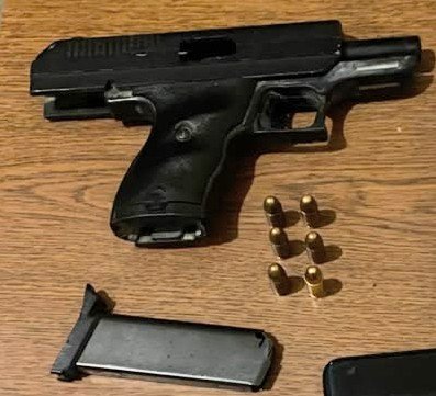 pesqueiradiego's tweet photo. 🚨Policía Nacional arresta en flagrante delito a hombre armado acusado de agredir y amenazar a su pareja en Pedernales🚨

Le ocupan una pistola que portaba de manera ilegal durante la intervención policial.

*Pedernales.–* La rápida intervención de agentes de la Policía Nacional permitió el arresto en flagrante delito de un hombre acusado de agredir físicamente y amenazar con un arma de fuego a su pareja, durante un incidente ocurrido en el sector Los Guayacanes, de esta provincia.

El detenido es Ezequiel Velázquez Mateo, de 28 años, quien fue apresado luego de que una patrulla acudiera al lugar tras recibir un llamado de auxilio por un presunto caso de violencia de género.

Al llegar a la escena, los agentes encontraron al hombre portando en su mano derecha una pistola calibre 9 milímetros de manera ilegal, mientras vociferaba improperios frente a la vivienda donde momentos antes, presuntamente, había agredido físicamente a la victima, cuya identidad se hace reserva.

La actuación oportuna de los miembros policiales permitió controlar la situación, desarmar al agresor y garantizar la protección de la víctima, evitando que el incidente tuviera consecuencias mayores.

El detenido será puesto a disposición del Ministerio Público para los fines legales correspondientes.
