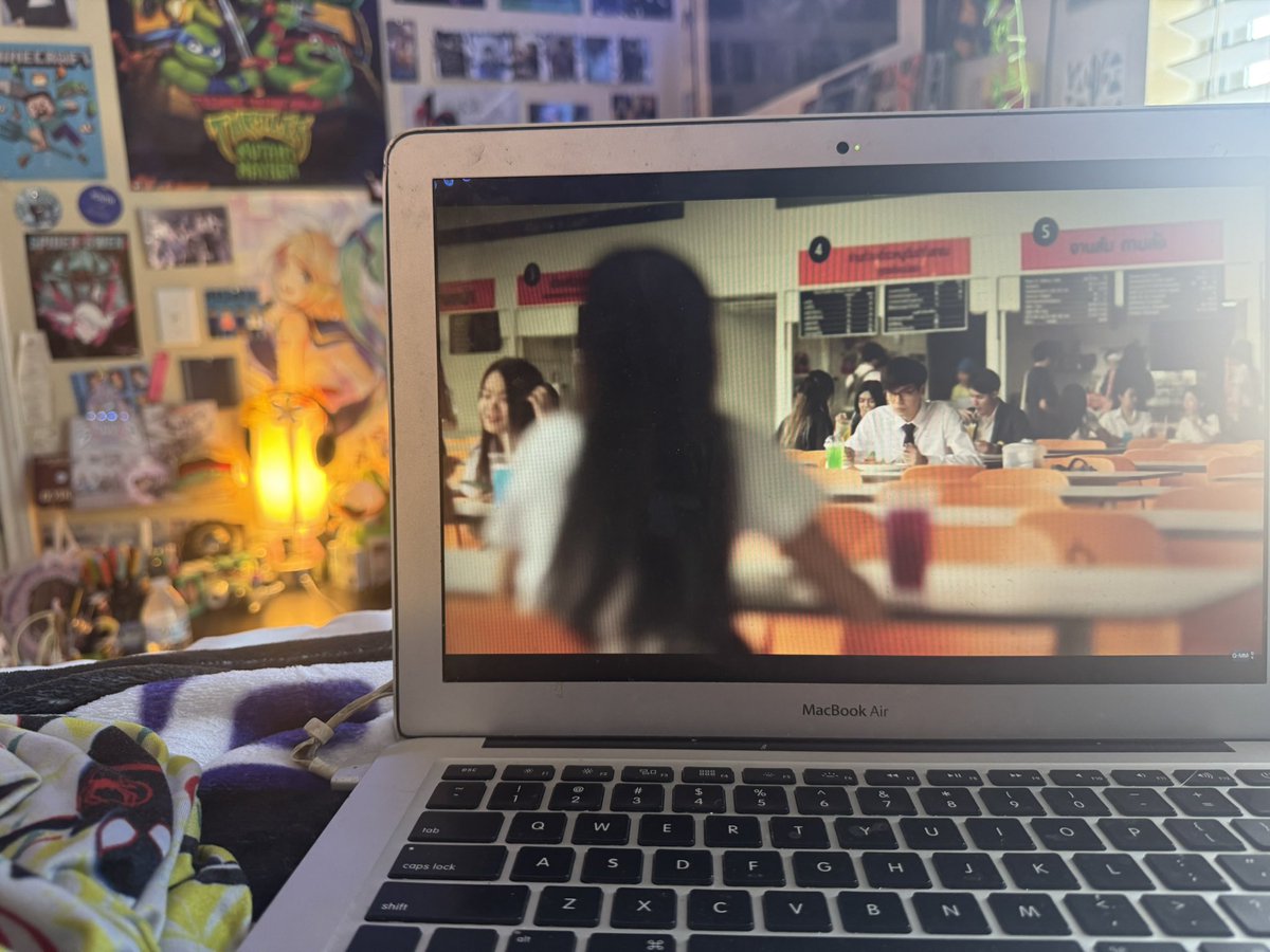 abomaton's tweet photo. in oomfs house on oomfs bed eating oomfs snacks watching my show 😋 https://t.co/GH1Lz653XY