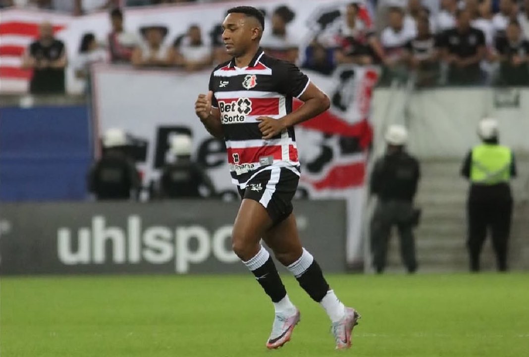 Severoliveira_'s tweet photo. 🗞️ | NO RADAR! 

O CSA tem interesse na contratação do atacante Eron, de 27 anos, que atualmente defende o Santa Cruz. Nesta temporada, o jogador atuou em 7 partidas, mas ainda não marcou gols. Antes de chegar ao Tricolor, ele passou duas temporadas no Japão, atuando pelo Vegalta Sendai, onde anotou 7 gols em 55 jogos.

Em 2023, Eron brilhou no Caxias, conquistando o acesso para a Série C e marcando 18 gols em 36 partidas. O atacante também acumula passagens por clubes como ABC, Sampaio Corrêa, Remo e Vitória.

A negociação para o CSA não é simples, pois ainda depende da liberação do atual clube, de um acerto salarial que se encaixe nas condições financeiras do momento e da viabilidade de um contrato de curto prazo. Vamos aguardar o desenrolar das conversas entre CSA, Santa Cruz e o staff do atleta.