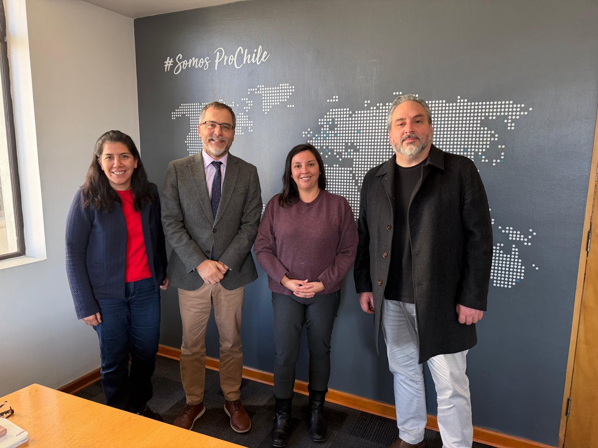 ProChile's tweet photo. El Director Genera Ignacio Fernández, sostuvo una reunión con Andrea Nieto, Presidenta de @ChiletecOrg y el Director de Internacionalización de #Chiletec para intercambiar visiones sobre los desafíos y oportunidades del ecosistema tecnológico chileno en los mercados 🌎 https://t.co/QD93jtmX3J