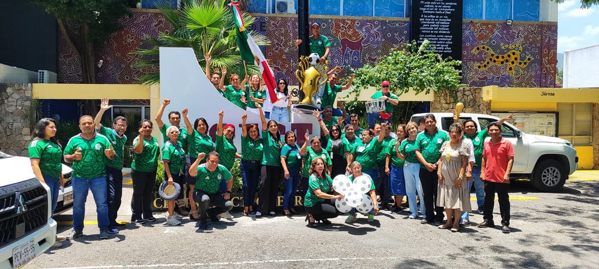 SICTGuerrero's tweet photo. Hay momentos que nos unen más allá de nuestras labores diarias.

Hoy, las y los trabajadores del Centro SICT Guerrero vestimos con orgullo los colores de México para expresar nuestro apoyo y enviar la mejor de las energías a nuestra Selección Nacional.

¡Vamos, México! 🇲🇽⚽💚🤍 https://t.co/28JsIXANaD