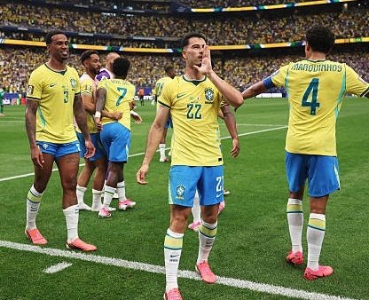 NJanfren's tweet photo. Já falei e repito: a única seleção que mete MEDO de verdade é a FRANÇA!

Eles sim são amplamente favoritos ao título da Copa do Mundo. O resto? Sem terror nenhum.

Só a França tem uma base sólida desde 2018 com vários craques que incluem Mbappé, Olise e Dembele.

Estão num nível acima.

Mas é aquilo: futebol é jogado dentro de campo. Numa eventual final, podemos estar num dia melhor, mais dispostos, jogar mais bola e sair com o Hexa.

São favoritos, mas nós somos o Brasil! Até lá temos 4 finais pela frente, e eu acredito que vamos vencer cada um até enfrentar a França.

Se não acreditarmos, quem vai?