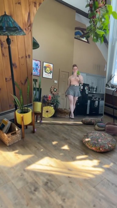 Amy Ginger Hart - walking through the house like it’s a runway… you watching the whole way? 🙈 https://t.co/ccWeXJmcVK