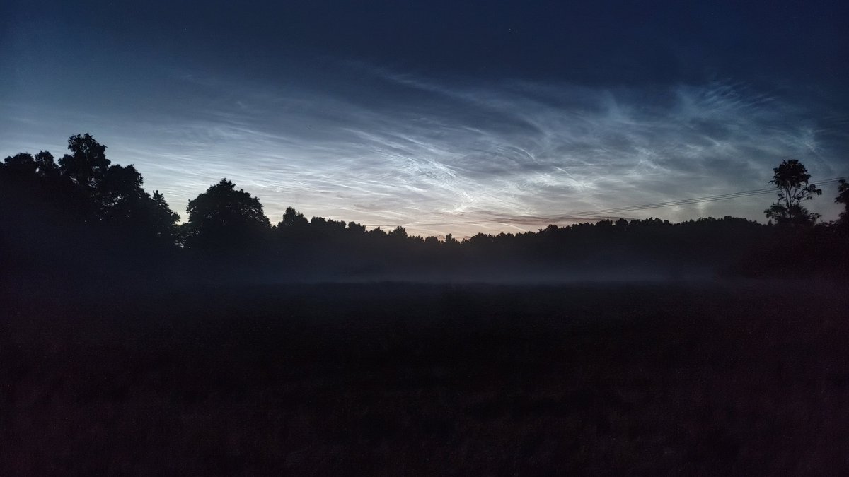 Reinis_B_sides's tweet photo. Ļoti gaiša nakts. Z virzienā sudrabainie mākoņi, bet D virzienā pilnmēness. Ko vēl vairāk var vēlēties. Žēl, ka 1 Jul ir darbadiena un jāiet mazliet arī pagulēt.
#noctilucent https://t.co/9vHgqCqQb4