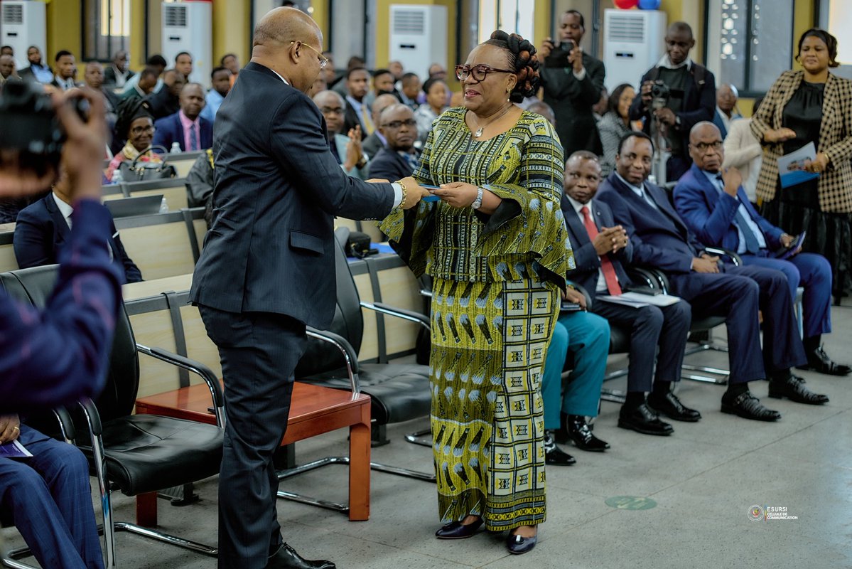 cabinet_esuRDC's tweet photo. Évaluation de la Constitution du 18 février 2006 : la science congolaise au cœur de la consolidation de l’État

La Prof Dr Marie-Thérèse Sombo, Ministre de l’Enseignement Supérieur, Universitaire, Recherche Scientifique et Innovations, a présidé, ce lundi 29 juin, à l’Institut National des Arts (INA), la cérémonie officielle de restitution du Colloque scientifique national consacré à l’évaluation de la Constitution du 18 février 2006.

Organisées simultanément dans les trois pôles scientifiques de Kinshasa, Lubumbashi et Kisangani, ces assises ont réuni des constitutionnalistes, juristes, politologues, sociologues, économistes, anthropologues, linguistes, praticiens du droit ainsi que de nombreux chercheurs, mobilisés autour d’une réflexion scientifique visant à contribuer au renforcement de la gouvernance institutionnelle de la République Démocratique du Congo.

Dans son allocution, la Ministre a rendu un vibrant hommage à la communauté scientifique congolaise, saluant son engagement constant au service de la Nation. Elle a rappelé qu’au moment où la République faisait face à des menaces portant atteinte à sa dignité et à son intégrité territoriale, les chercheurs congolais, réunis au sein du Front Patriotique Scientifique National, avaient su mettre leur expertise au service de l’État.

Par leurs analyses, leurs travaux juridiques, leurs recherches historiques et leurs expertises multidisciplinaires, les scientifiques congolais ont contribué à doter les institutions nationales d’arguments solides pour défendre les intérêts de la République sur la scène internationale.

« Hier, la science a protégé la Nation. Aujourd’hui, elle éclaire la République », a souligné la Ministre, mettant en évidence la place stratégique de la recherche scientifique dans la construction des politiques publiques.

La Prof Dr Marie-Thérèse Sombo a salué le sens élevé du patriotisme démontré par les chercheurs qui, au-delà de leurs responsabilités académiques, ont accepté de mettre leur savoir au service de l’intérêt général. Elle a insisté sur la qualité des travaux réalisés, fondés sur la rigueur scientifique, l’objectivité et la méthode, loin des passions et des considérations partisanes.

Abordant les défis de demain, la Ministre a rappelé que les mutations institutionnelles, économiques, sécuritaires, climatiques et technologiques exigeront une implication toujours plus forte de la communauté scientifique nationale.

« La Nation aura toujours besoin de ses scientifiques. Fidèles à leur vocation et à leur devoir patriotique, ils répondront présents. Votre ministère est fier de vous. La République compte sur vous », a-t-elle déclaré.

Clôturant son intervention, la Ministre a souligné que l’évaluation de la Constitution du 18 février 2006 ne relève ni d’un exercice de circonstance ni d’un effet de mode. Elle constitue une démarche scientifique et républicaine qui s’inscrit pleinement dans la vision de Son Excellence Félix-Antoine Tshisekedi Tshilombo, Président de la République et Grand Chancelier des Universités et Instituts Supérieurs, celle de bâtir un État fort, moderne, efficace et résolument au service du peuple congolais.

À travers cette initiative, le ministère réaffirme la place centrale de la recherche scientifique dans l’accompagnement des réformes institutionnelles et dans la production de solutions durables aux grands défis auxquels la République Démocratique du Congo est confrontée.
Au conseiller principal au collège juridique de la présidence, représentant du Directeur de cabinet du président de la République,un exemplaire des conclusions a été remis officiellement. 
@Presidence_RDC