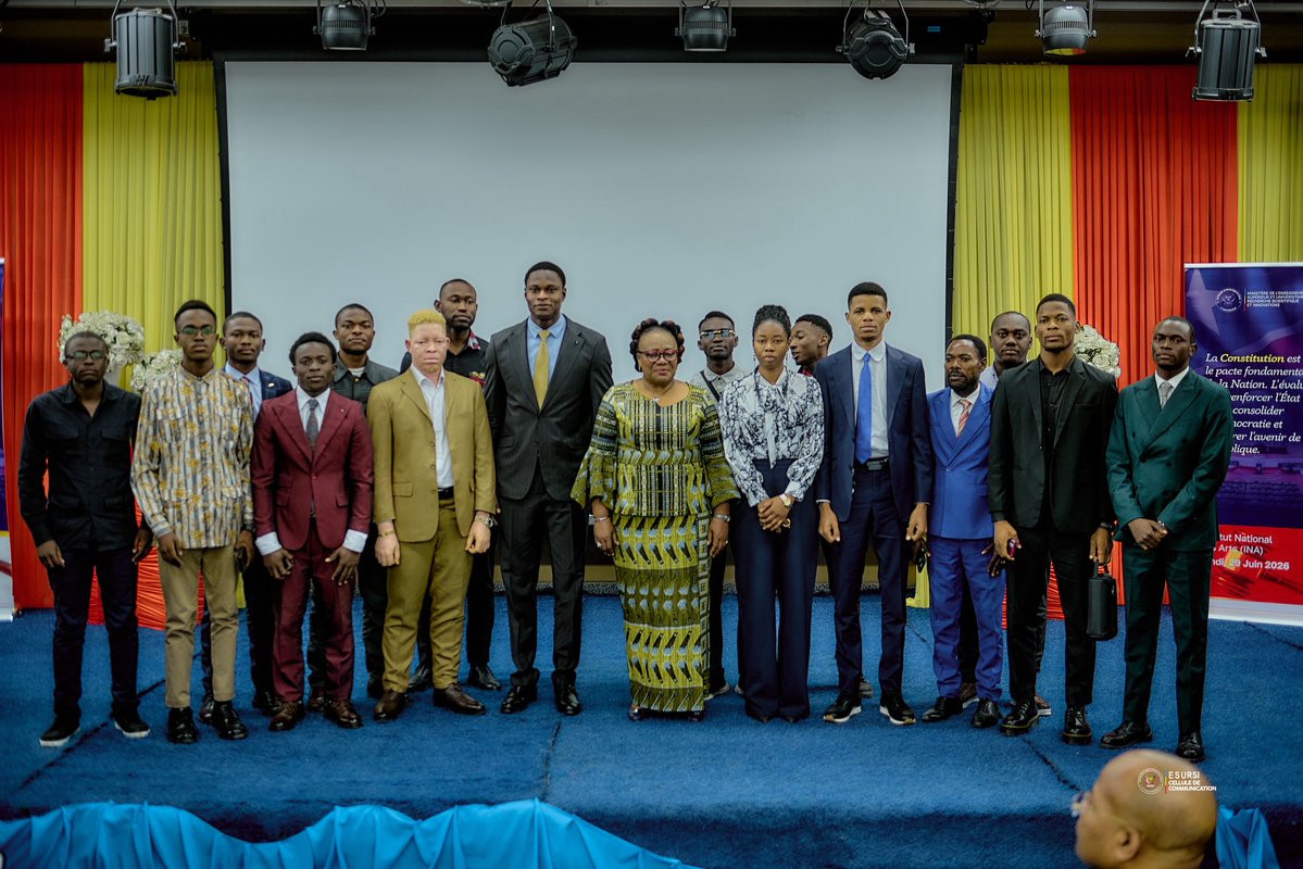 cabinet_esuRDC's tweet photo. Évaluation de la Constitution du 18 février 2006 : la science congolaise au cœur de la consolidation de l’État

La Prof Dr Marie-Thérèse Sombo, Ministre de l’Enseignement Supérieur, Universitaire, Recherche Scientifique et Innovations, a présidé, ce lundi 29 juin, à l’Institut National des Arts (INA), la cérémonie officielle de restitution du Colloque scientifique national consacré à l’évaluation de la Constitution du 18 février 2006.

Organisées simultanément dans les trois pôles scientifiques de Kinshasa, Lubumbashi et Kisangani, ces assises ont réuni des constitutionnalistes, juristes, politologues, sociologues, économistes, anthropologues, linguistes, praticiens du droit ainsi que de nombreux chercheurs, mobilisés autour d’une réflexion scientifique visant à contribuer au renforcement de la gouvernance institutionnelle de la République Démocratique du Congo.

Dans son allocution, la Ministre a rendu un vibrant hommage à la communauté scientifique congolaise, saluant son engagement constant au service de la Nation. Elle a rappelé qu’au moment où la République faisait face à des menaces portant atteinte à sa dignité et à son intégrité territoriale, les chercheurs congolais, réunis au sein du Front Patriotique Scientifique National, avaient su mettre leur expertise au service de l’État.

Par leurs analyses, leurs travaux juridiques, leurs recherches historiques et leurs expertises multidisciplinaires, les scientifiques congolais ont contribué à doter les institutions nationales d’arguments solides pour défendre les intérêts de la République sur la scène internationale.

« Hier, la science a protégé la Nation. Aujourd’hui, elle éclaire la République », a souligné la Ministre, mettant en évidence la place stratégique de la recherche scientifique dans la construction des politiques publiques.

La Prof Dr Marie-Thérèse Sombo a salué le sens élevé du patriotisme démontré par les chercheurs qui, au-delà de leurs responsabilités académiques, ont accepté de mettre leur savoir au service de l’intérêt général. Elle a insisté sur la qualité des travaux réalisés, fondés sur la rigueur scientifique, l’objectivité et la méthode, loin des passions et des considérations partisanes.

Abordant les défis de demain, la Ministre a rappelé que les mutations institutionnelles, économiques, sécuritaires, climatiques et technologiques exigeront une implication toujours plus forte de la communauté scientifique nationale.

« La Nation aura toujours besoin de ses scientifiques. Fidèles à leur vocation et à leur devoir patriotique, ils répondront présents. Votre ministère est fier de vous. La République compte sur vous », a-t-elle déclaré.

Clôturant son intervention, la Ministre a souligné que l’évaluation de la Constitution du 18 février 2006 ne relève ni d’un exercice de circonstance ni d’un effet de mode. Elle constitue une démarche scientifique et républicaine qui s’inscrit pleinement dans la vision de Son Excellence Félix-Antoine Tshisekedi Tshilombo, Président de la République et Grand Chancelier des Universités et Instituts Supérieurs, celle de bâtir un État fort, moderne, efficace et résolument au service du peuple congolais.

À travers cette initiative, le ministère réaffirme la place centrale de la recherche scientifique dans l’accompagnement des réformes institutionnelles et dans la production de solutions durables aux grands défis auxquels la République Démocratique du Congo est confrontée.
Au conseiller principal au collège juridique de la présidence, représentant du Directeur de cabinet du président de la République,un exemplaire des conclusions a été remis officiellement. 
@Presidence_RDC