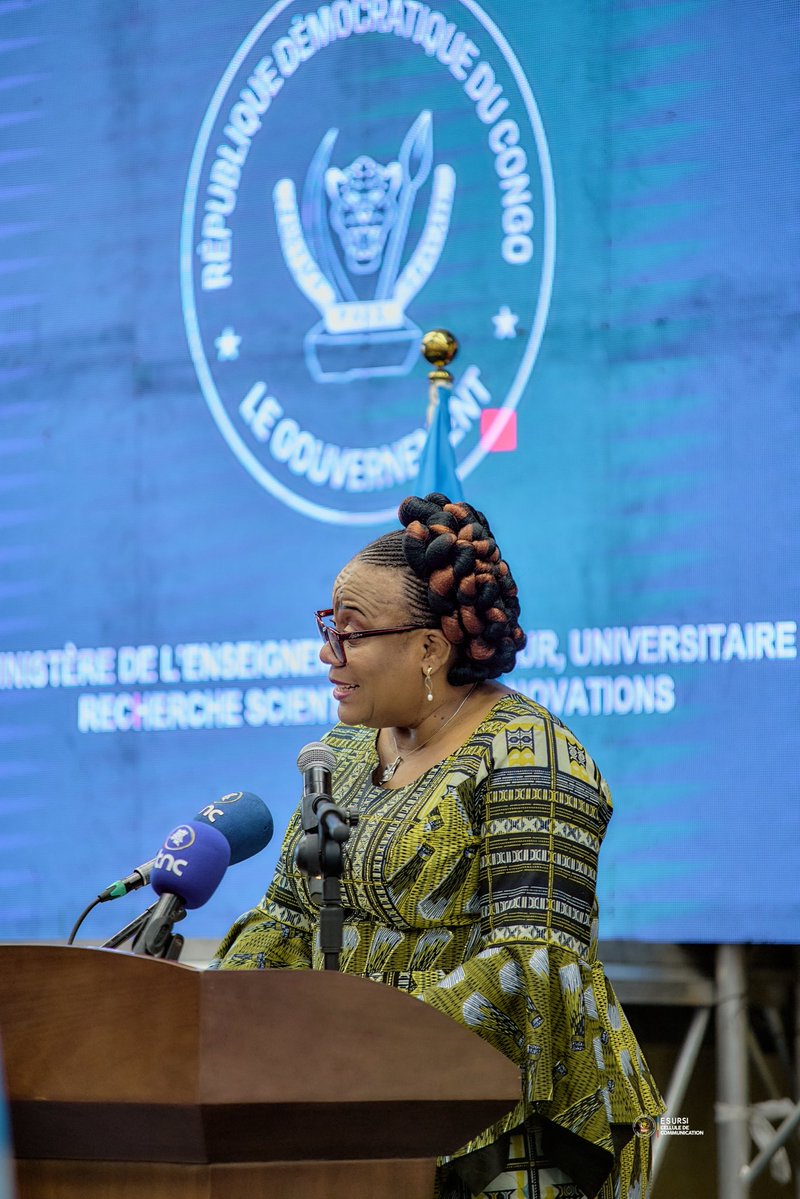 cabinet_esuRDC's tweet photo. Évaluation de la Constitution du 18 février 2006 : la science congolaise au cœur de la consolidation de l’État

La Prof Dr Marie-Thérèse Sombo, Ministre de l’Enseignement Supérieur, Universitaire, Recherche Scientifique et Innovations, a présidé, ce lundi 29 juin, à l’Institut National des Arts (INA), la cérémonie officielle de restitution du Colloque scientifique national consacré à l’évaluation de la Constitution du 18 février 2006.

Organisées simultanément dans les trois pôles scientifiques de Kinshasa, Lubumbashi et Kisangani, ces assises ont réuni des constitutionnalistes, juristes, politologues, sociologues, économistes, anthropologues, linguistes, praticiens du droit ainsi que de nombreux chercheurs, mobilisés autour d’une réflexion scientifique visant à contribuer au renforcement de la gouvernance institutionnelle de la République Démocratique du Congo.

Dans son allocution, la Ministre a rendu un vibrant hommage à la communauté scientifique congolaise, saluant son engagement constant au service de la Nation. Elle a rappelé qu’au moment où la République faisait face à des menaces portant atteinte à sa dignité et à son intégrité territoriale, les chercheurs congolais, réunis au sein du Front Patriotique Scientifique National, avaient su mettre leur expertise au service de l’État.

Par leurs analyses, leurs travaux juridiques, leurs recherches historiques et leurs expertises multidisciplinaires, les scientifiques congolais ont contribué à doter les institutions nationales d’arguments solides pour défendre les intérêts de la République sur la scène internationale.

« Hier, la science a protégé la Nation. Aujourd’hui, elle éclaire la République », a souligné la Ministre, mettant en évidence la place stratégique de la recherche scientifique dans la construction des politiques publiques.

La Prof Dr Marie-Thérèse Sombo a salué le sens élevé du patriotisme démontré par les chercheurs qui, au-delà de leurs responsabilités académiques, ont accepté de mettre leur savoir au service de l’intérêt général. Elle a insisté sur la qualité des travaux réalisés, fondés sur la rigueur scientifique, l’objectivité et la méthode, loin des passions et des considérations partisanes.

Abordant les défis de demain, la Ministre a rappelé que les mutations institutionnelles, économiques, sécuritaires, climatiques et technologiques exigeront une implication toujours plus forte de la communauté scientifique nationale.

« La Nation aura toujours besoin de ses scientifiques. Fidèles à leur vocation et à leur devoir patriotique, ils répondront présents. Votre ministère est fier de vous. La République compte sur vous », a-t-elle déclaré.

Clôturant son intervention, la Ministre a souligné que l’évaluation de la Constitution du 18 février 2006 ne relève ni d’un exercice de circonstance ni d’un effet de mode. Elle constitue une démarche scientifique et républicaine qui s’inscrit pleinement dans la vision de Son Excellence Félix-Antoine Tshisekedi Tshilombo, Président de la République et Grand Chancelier des Universités et Instituts Supérieurs, celle de bâtir un État fort, moderne, efficace et résolument au service du peuple congolais.

À travers cette initiative, le ministère réaffirme la place centrale de la recherche scientifique dans l’accompagnement des réformes institutionnelles et dans la production de solutions durables aux grands défis auxquels la République Démocratique du Congo est confrontée.
Au conseiller principal au collège juridique de la présidence, représentant du Directeur de cabinet du président de la République,un exemplaire des conclusions a été remis officiellement. 
@Presidence_RDC