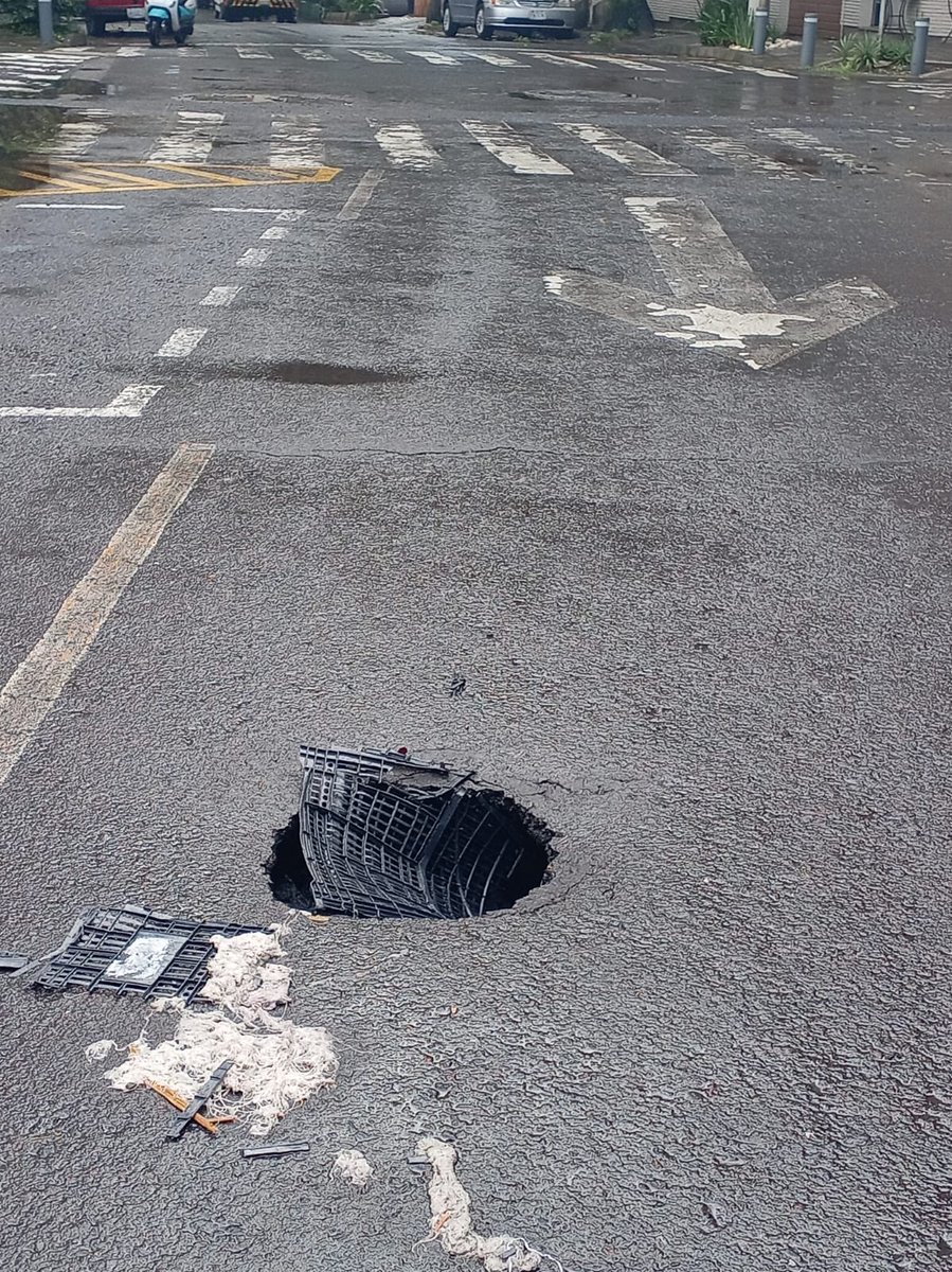 C_ConstructorBJ's tweet photo. PRECAUCIÓN, se está formando un enorme socavón sobre la calle de Hera entre Mosqueta e Insurgentes #CréditoConstructor @BJAlcaldia, URGE ATENDER @locatel_mx @AccionesBJ @LuisMendozaBJ https://t.co/cZ2FoMbCjF