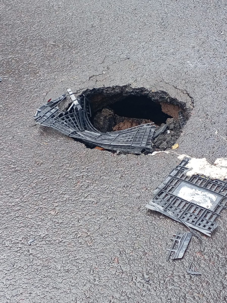 C_ConstructorBJ's tweet photo. PRECAUCIÓN, se está formando un enorme socavón sobre la calle de Hera entre Mosqueta e Insurgentes #CréditoConstructor @BJAlcaldia, URGE ATENDER @locatel_mx @AccionesBJ @LuisMendozaBJ https://t.co/cZ2FoMbCjF