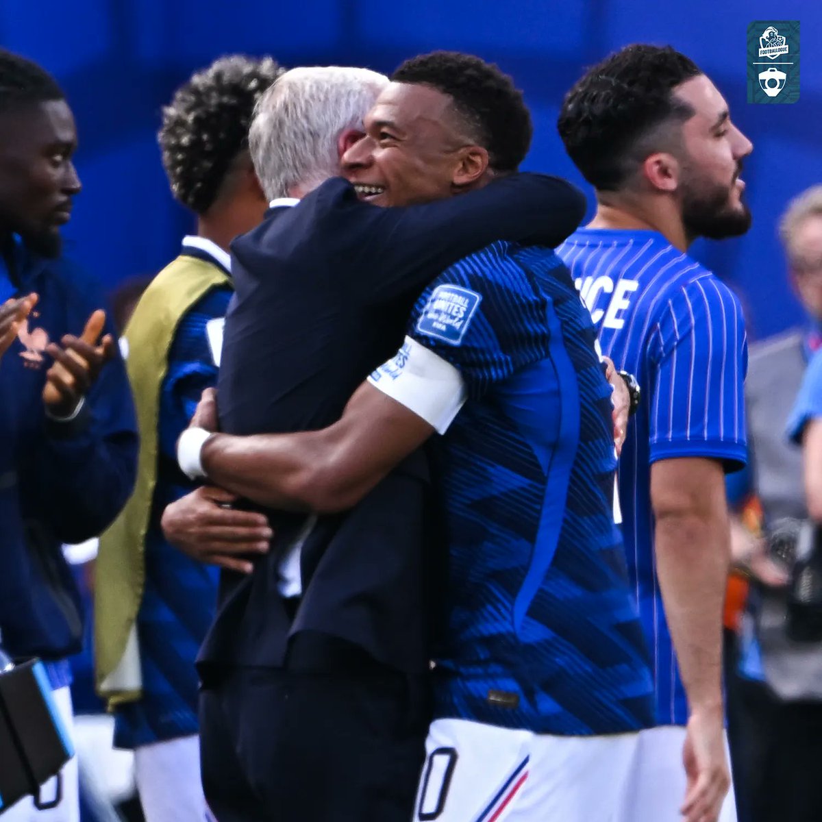 Footballogue's tweet photo. Kylian Mbappé explique pourquoi il est tombé dans les bras de Didier Deschamps après son but 🥺 : 

"On sait que le coach a vécu une épreuve. Tout le monde va y passer... 

𝗜𝗹 𝗳𝗮𝘂𝘁 𝗾𝘂'𝗶𝗹 𝘀𝗮𝗰𝗵𝗲, 𝗮̀ 𝘁𝗿𝗮𝘃𝗲𝗿𝘀 𝗰𝗲 𝗴𝗲𝘀𝘁𝗲 𝗱𝗲 𝘁𝗼𝘂𝘁𝗲 𝗹'𝗲́𝗾𝘂𝗶𝗽𝗲, 𝗾𝘂'𝗶𝗹 𝗻𝗲 𝘀𝗲𝗿𝗮 𝗷𝗮𝗺𝗮𝗶𝘀 𝘁𝗼𝘂𝘁 𝘀𝗲𝘂𝗹." ❤

(M6)
