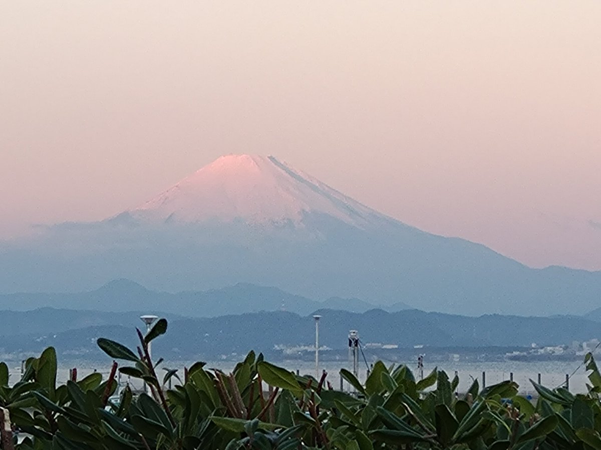 富士山 2026年自分が選ぶ今年上半期の4枚 ①江ノ島の橋から観た初日の出に