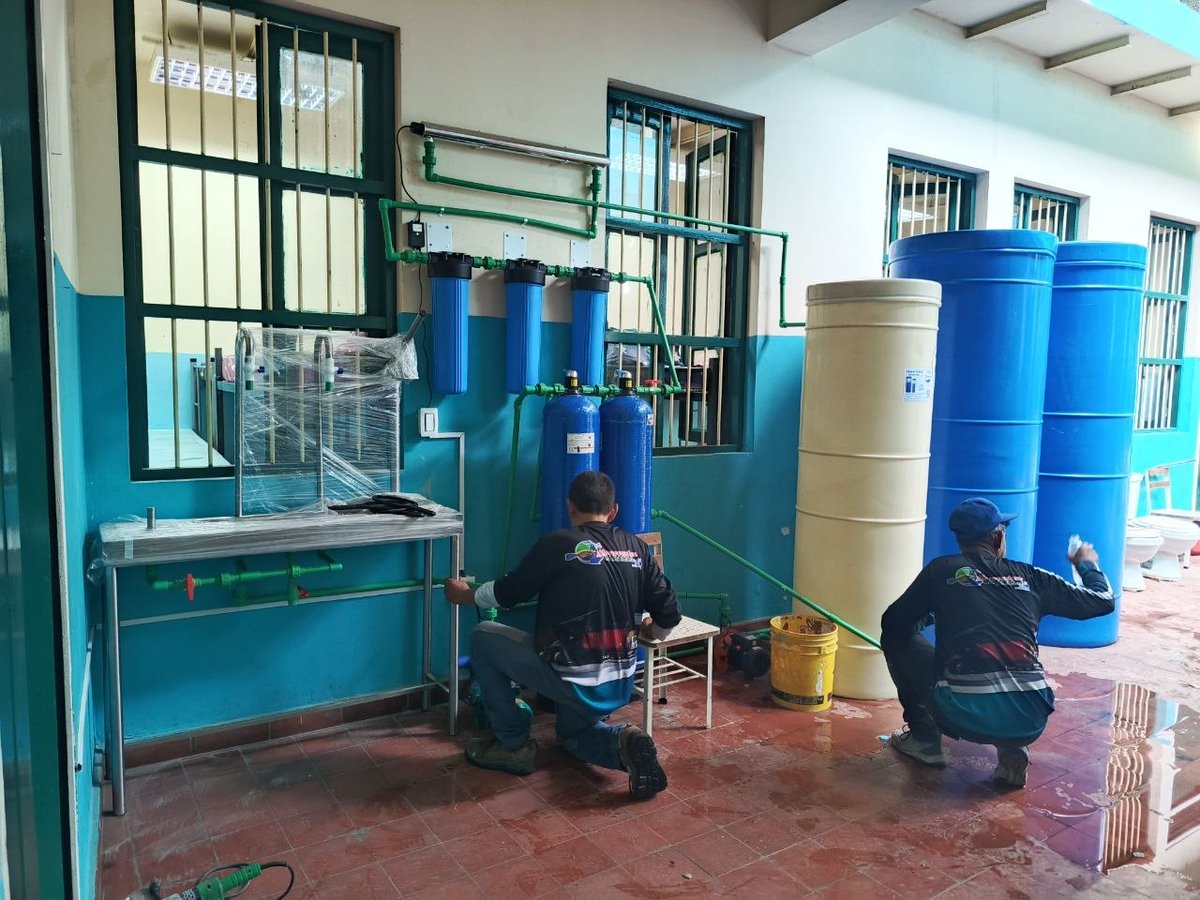 IpasmeOficial's tweet photo. Acondicionamos el Campamento Provisional de la U.E.E. La Guaira para brindar cobijo y protección a las familias afectadas por los sismos. Trabajo articulado entre Ministerios de Educación, Salud, Alimentación y Comercio. El Ipasme garantizará atención médica permanente las 24h. https://t.co/4bVXYSAOaZ