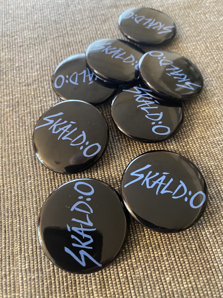 skaldo_official's tweet photo. 【あと6日】【グッズ第2弾】

おはようございます！！！！
SKÁLD:Oワンマンライブ
グッズ第2弾のお知らせです🙌

缶バッジも作りましたー🎉🎉🎉

お値段は1個¥300、5個¥1,000

ですが…

Tシャツをご予約頂いた方に限り
無料プレゼントいたします！！！

Tシャツは✨✨¥3,000✨✨
M・L・XLの3サイズ展開
各サイズ10枚ずつですので
ぜひお早めにご予約ください🥰

よろしくお願いします🤲

📅7/7(火)
📍渋谷CHELSEA HOTEL
🕰️Open 18:00/Start 19:00
💰前売¥3,000/当日¥3,500
※いずれも1drink込み