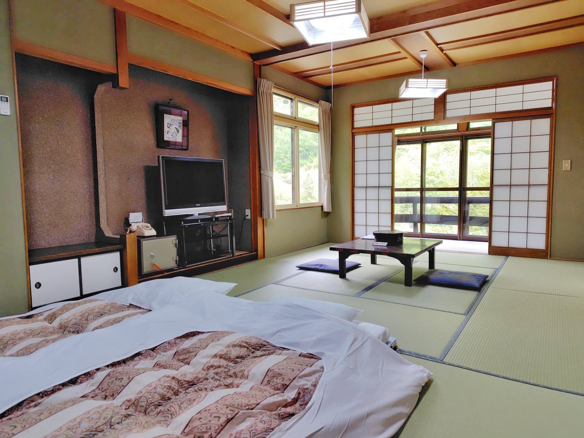 azu_nee's tweet photo. 5月末で閉館してしまった…
幾度となく立ち寄りしてたけど初投宿が惜別となりました😭
思っていたよりもゆったり広くてキレイな館内、渓流沿いの角部屋は16畳＋広縁の贅沢な造り😍 まだ食事提供があった頃に泊まっておけばよかったと激しく後悔… 残念すぎます
2026.5 #新穂高温泉 #深山荘 #惜別湯 https://t.co/flSlrJJy2i