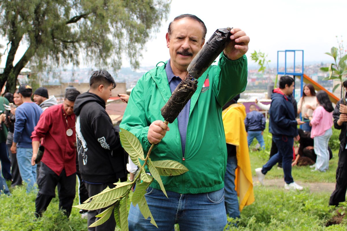 JLDuranMex's tweet photo. 🌳 Cuidar un árbol es apostar por lo que viene. Reforestar junto a vecinos de San Juan Totoltepec, Los Remedios y Ampliación Los Remedios, estudiantes del Tecnológico Cuicalli y colonias que se suman es la forma en que #Naucalpan cuida su futuro. #joseluisduran #somosverdes #verdeverdad #partidoverde