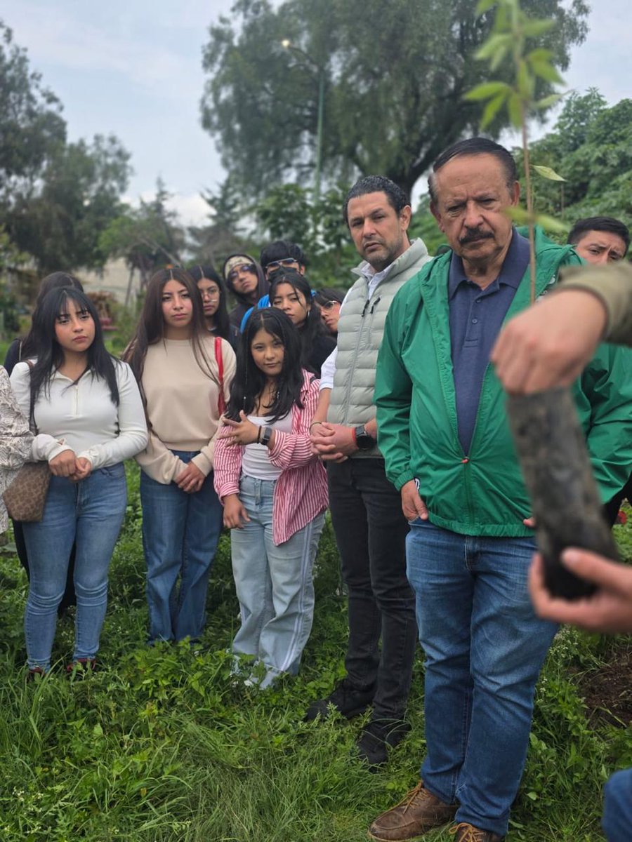 JLDuranMex's tweet photo. 🌳 Cuidar un árbol es apostar por lo que viene. Reforestar junto a vecinos de San Juan Totoltepec, Los Remedios y Ampliación Los Remedios, estudiantes del Tecnológico Cuicalli y colonias que se suman es la forma en que #Naucalpan cuida su futuro. #joseluisduran #somosverdes #verdeverdad #partidoverde