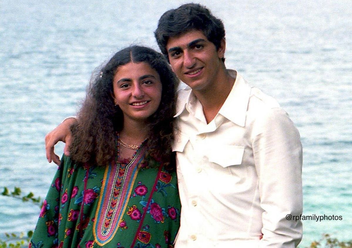 anahitaanaihita's tweet photo. خواهر و برادر سر سفره پدر و مادر بزرگ شده ، مودب، مهربان، خوشرو، انساندوست و با وقار❤️
تن شاهزاده رضا پهلوی و پرنسس فرحناز پهلوی سالم و عمرشان طولانی…

#KingRezaPahlavi‌ https://t.co/Y50Wvntpl0