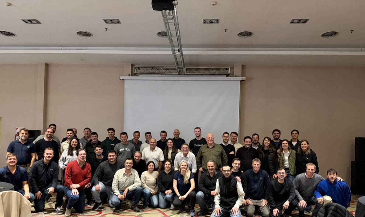 LihuelSartini's tweet photo. Excelente jornada de intercambio junto a @Bayer 🙌
Conversamos sobre calidad de aplicaciones, formulaciones y compatibilidad de mezclas, reafirmando la importancia de las buenas prácticas para una producción más eficiente y segura. 🚜💦
¡Seguimos promoviendo las #BPAs! 🌱 https://t.co/vhlF0xsRyC