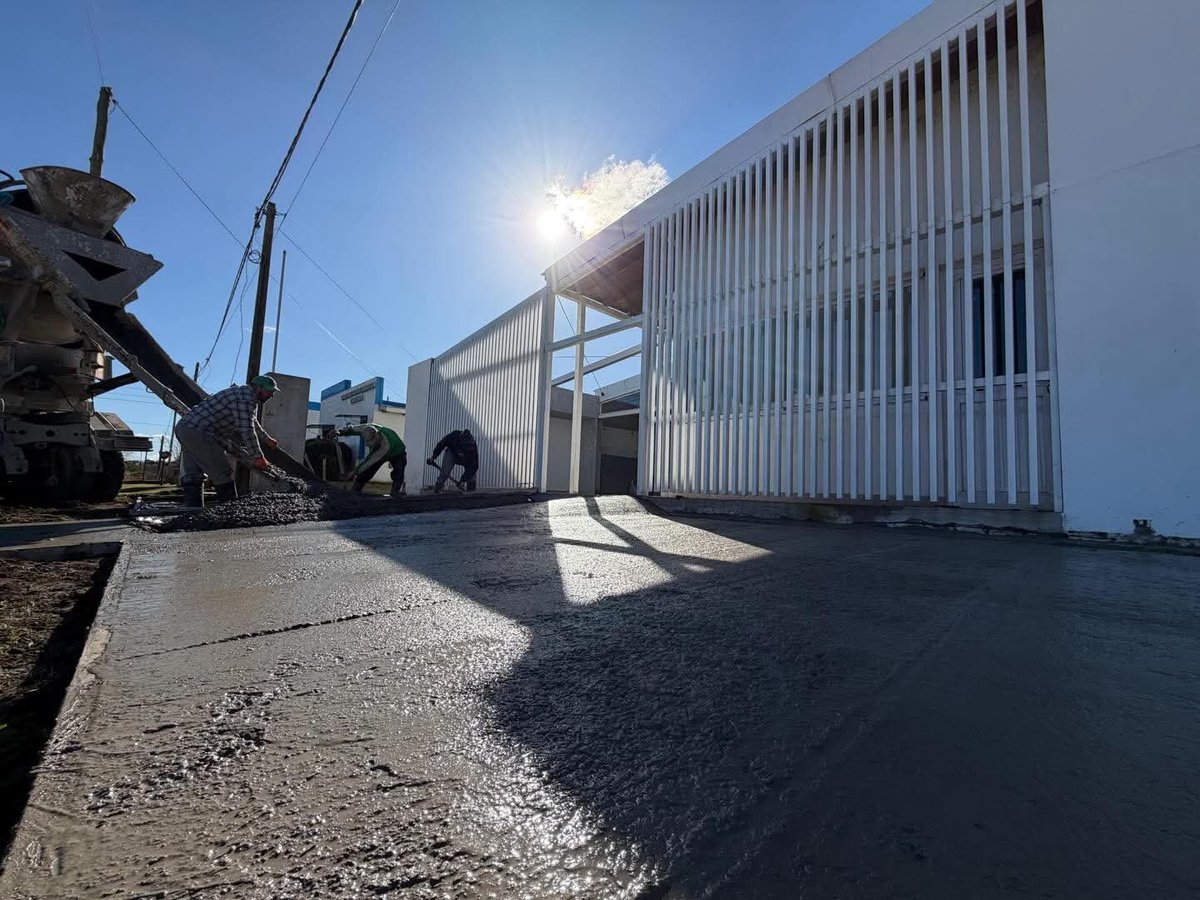 EcharrenF's tweet photo. Mientras Milei destruye todo, con Axel seguimos construyendo.
Estamos terminando un Centro de Desarrollo Infantil para que cientos de niños con problemas puedan tener terapias gratuitas.
Y además hicimos el edificio para integrar un barrio a la ciudad.
Una ciudad justa mejora la vida de los vecinos.
Ahi nos van a encontrar a nosotros.
Siempre.