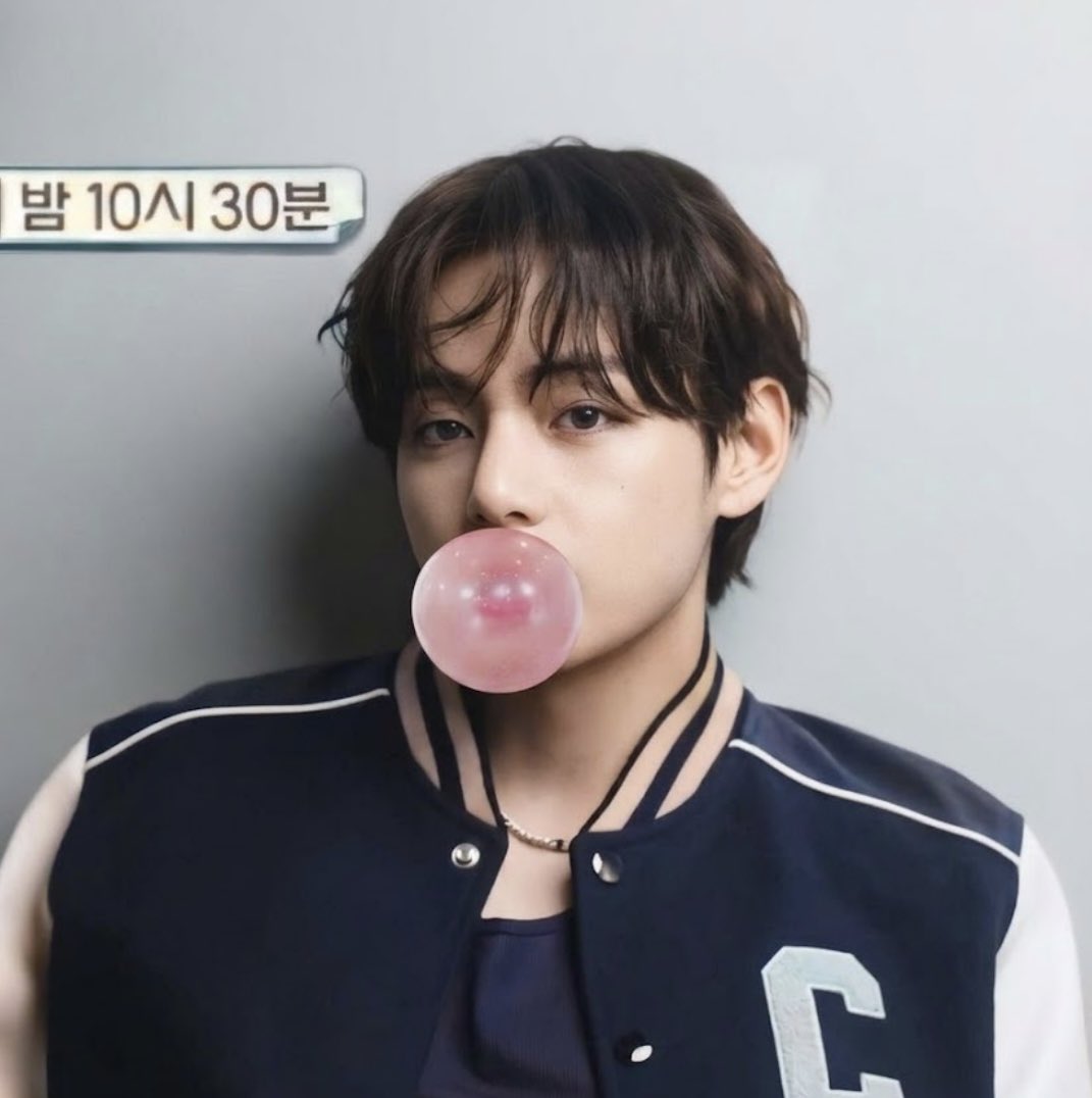 onceuponkm's tweet photo. - 𝑩𝑼𝑩𝑩𝑳𝑬 𝑮𝑼𝑴 🍬- omegaverse 

#taegiau  

🐱 es el omega famoso del momento debido a su gira internacional y 🐻 era probablemente el último alfa que quería volver a ver… 

Lástima que él acabara de comprar una entrada para el concierto e incluso hiciera un cartel 🌸 https://t.co/zhIOznRaDN
