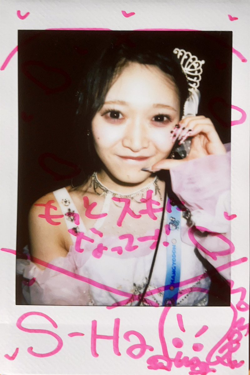 S_Ha_DD's tweet photo. °˖✧✧˖° チェキレポ °˖✧✧˖°
#宮川ももな。ちゃん 
@momona_aiai 
ai*ai

次の展開のため、画像などの素材を準備してるそうで、この日のネイルも、それにフィットするものにしてるとのことでした。
運営さんからの告知が待ち遠しいですね。
　
そう言えば、
『5th one man live
in EX THEATER ROPPONGI
アイアイと愛を叫べー！！！』
は、11/26（木）かぁ。
最近は「月〜水の男🥷」なので、今から家族に(嘘)情報を仕込まなきゃ、だな🤔

6/30(火)
Blueberry Girls主催
『Blueberry Party Vol.10 ワンコインSP』
📍新宿Zirco Tokyo