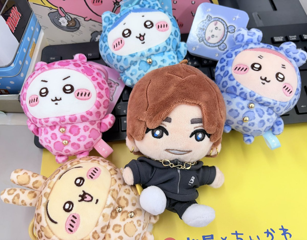 Ju___Chi__'s tweet photo. ←ギャルピしてるカニちゃんが樹くんすぎるw

ギャルちいかわたちに囲まれる樹くん→ https://t.co/dyZfPoOGhh